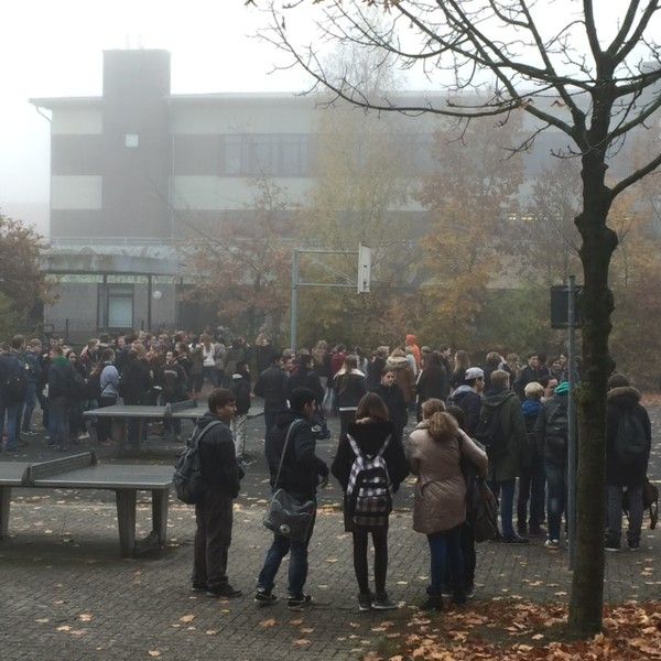 Während des Feueralarms gruppierten sich die Klassen ordnungsgemäß mit ihren Lehrkräften auf dem Schulhof.