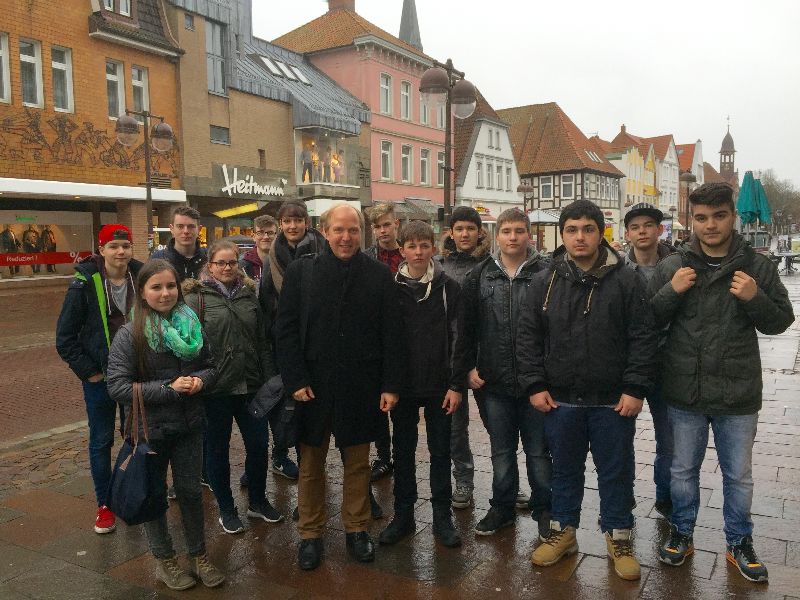 Die Projektgruppe „Schülerzeitung“ mit Lehrer Oliver Schaal zu Besuch in Nienburg.