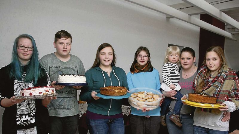 Die beteiligten Schüler und ihre Unterstützer im Projekt (v.li.): Lara, Simon, Jessica, Bettina sowie Katharina mit Joleene auf dem Arm und Franziska.