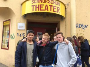 Die Schüler vor Eingang des Theaters in Bremen