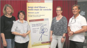 Die Referentin Bianka Reichardt (2.v.l.) mit den Elternräten Karin Mohr und Anika Wrede sowie dem „Hausherrn“, Schulleiter Joachim Kruse. Die erste große gemeinsame Veranstaltung der Gemeindeelternräte war ein voller Erfolg. Foto: Niemann