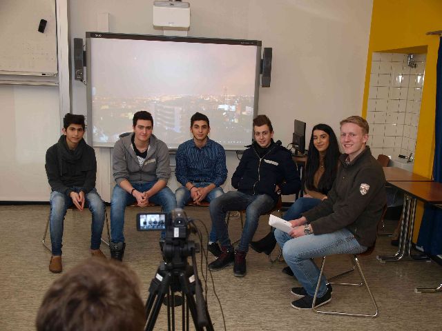 Tamer, Tammam, Amr und Oqba (v.l.) gaben der Medien-AG ein Interview zu ihren Beweggründen nach Deutschland zu kommen - mit dabei Nurhan El-Khalil und Johannes Hilling (beide Klasse 12). 