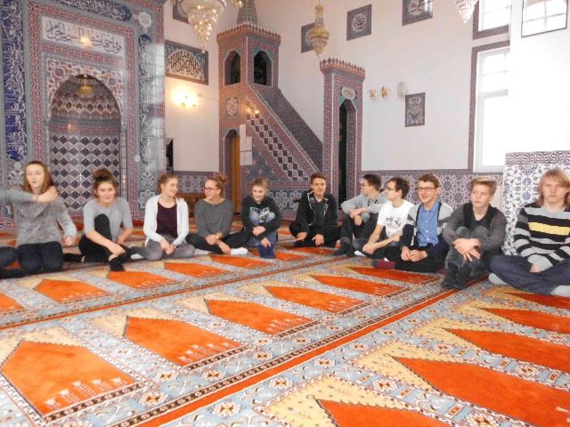 Schüler aus der 9. und 10. Klasse besuchten zusammen mit Frau Ebers und Frau Koring eine Moschee in Münster. Im Hintergrund