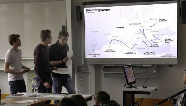 Die Oberstufenschüler Robin Schmees, Fabian Lüttel und Michael Temmen präsentierten ihren Mitschüler die Ursachen der Flüchtlingskrise.