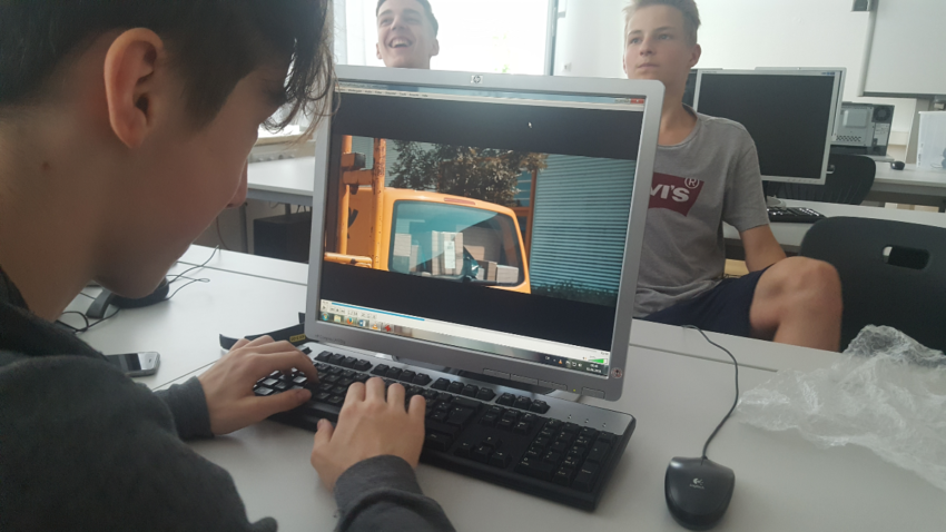 Schüler schneiden ein Video