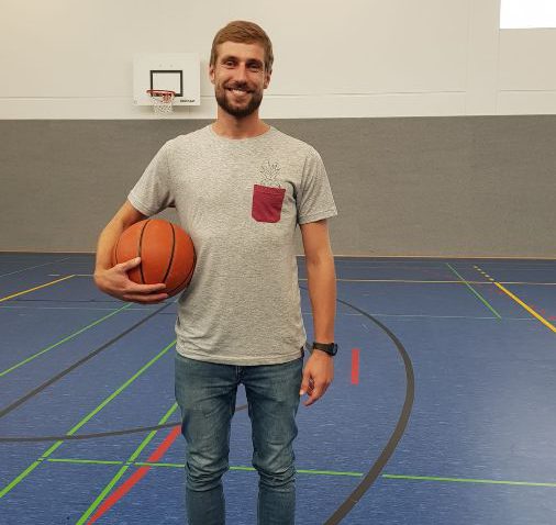 Herr Heinrich in der neuen Sporthalle
