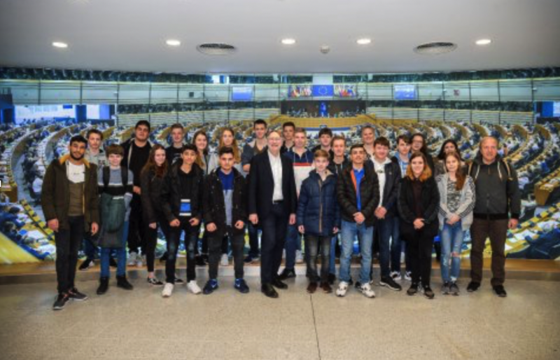 Die Klasse 9b war zusammen mit ihren Lehrkräften Lisa Tebben und Oliver Schaal zu Gast im EU-Parlament.