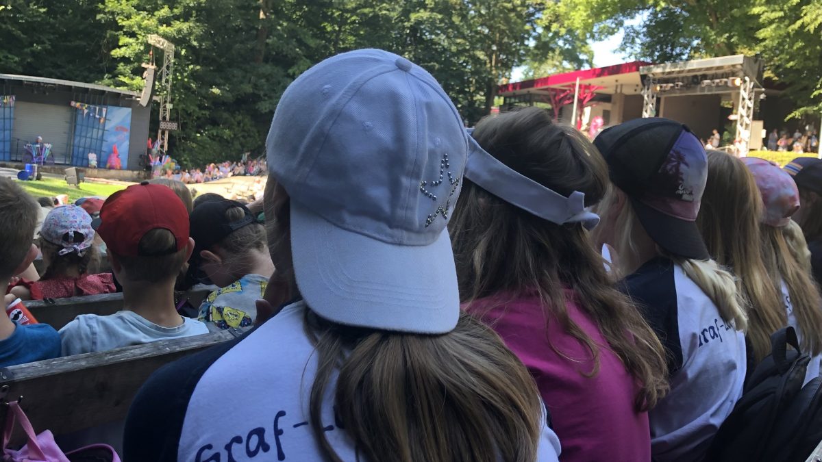 Schülerinnen und Schüler auf ihren Plätzen, sie schauen zum Musical