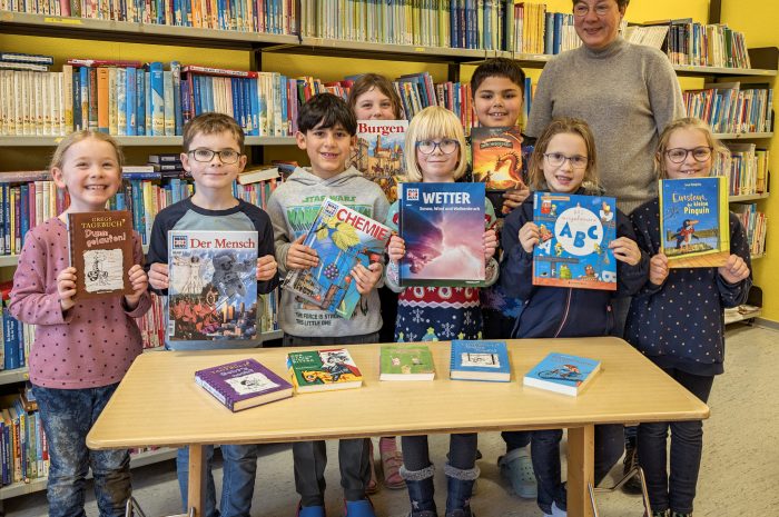 Grundschule Hoheneggelsen freut sich über Spende für die Schülerbücherei