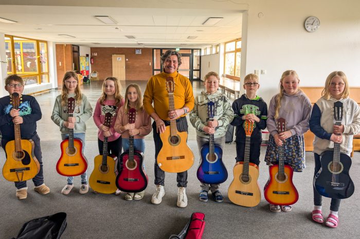 Gitarren-AG mit Herrn Souseh begeistert die Kinder