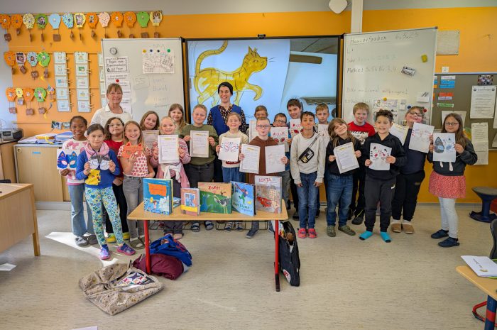 Autorenlesung mit Illustratorin und Kinderbuchautorin Ingrid Sissung an der Grundschule Hoheneggelsen