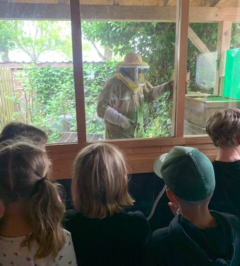 Besuch der Imkerei in Uttum