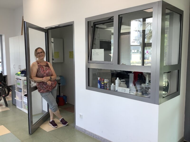 Unsere Hausmeisterin in ihrem renovierten Büro
