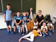 Von der Wolle zum Faden: Frau Wilhelm erklärt uns das Spinnrad