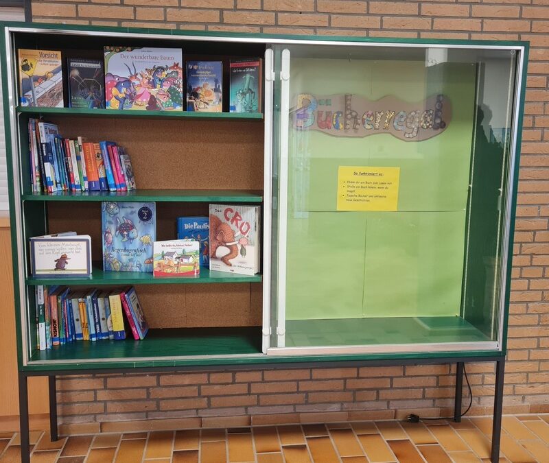 Neues Tauschregal mit Kinderbüchern im Schulgebäude