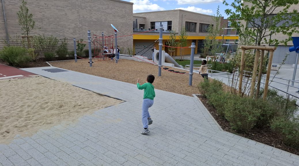 Spielgeräten auf dem Schulhof der Grundschule Käthe-Paulus in Hannover Kronsrode