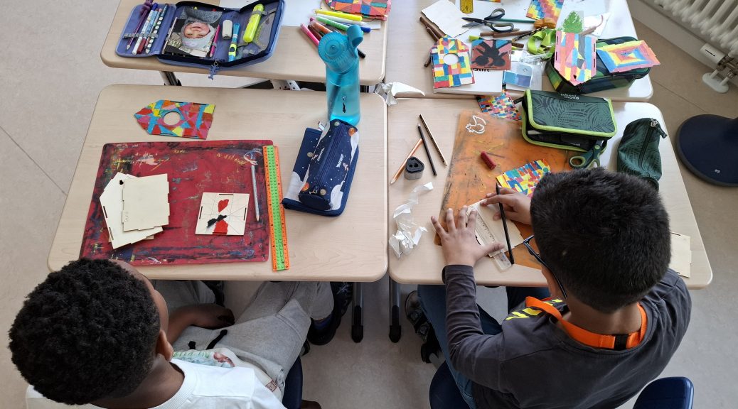 Kinder sitzen im Klassenraum der Grundschule Käthe-Paulus und lernen gemeinsam