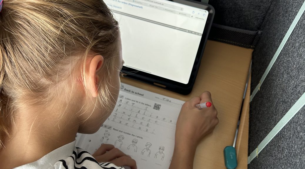 Kinder arbeiten mit einem Tablet an einer Lernstation