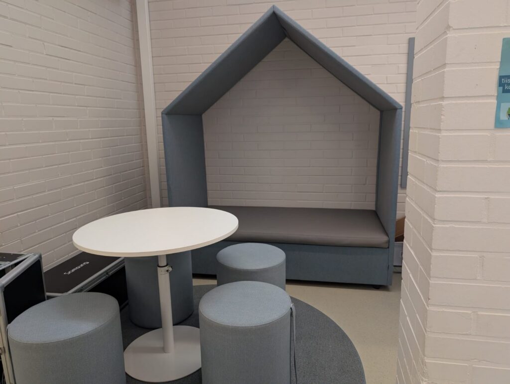 Sitzecke einer Schule in Oulu
