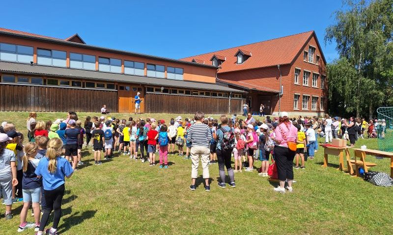 Herr Rummert beglückwünscht die Kinder für ihre Leistungen