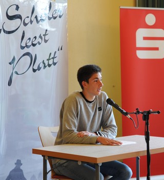 Dieses Bild hat ein leeres Alt-Attribut. Der Dateiname ist 2019-Schöler_leest_platt.jpg