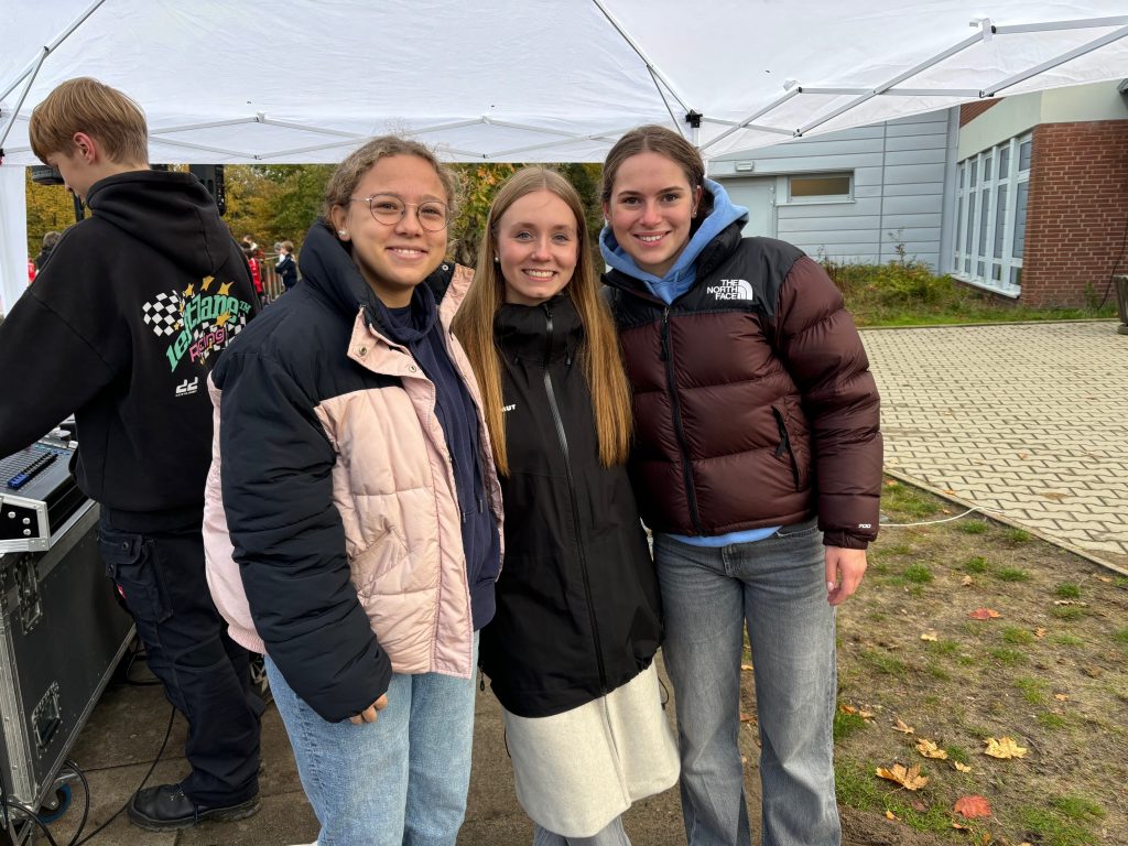 Emelie Brahami, Celine Kremer und Emma Stumpf (von links nach rechts) organisierten den Spendenlauf für den inklusiven Kiosk mit der Förderschule Am Knieberg