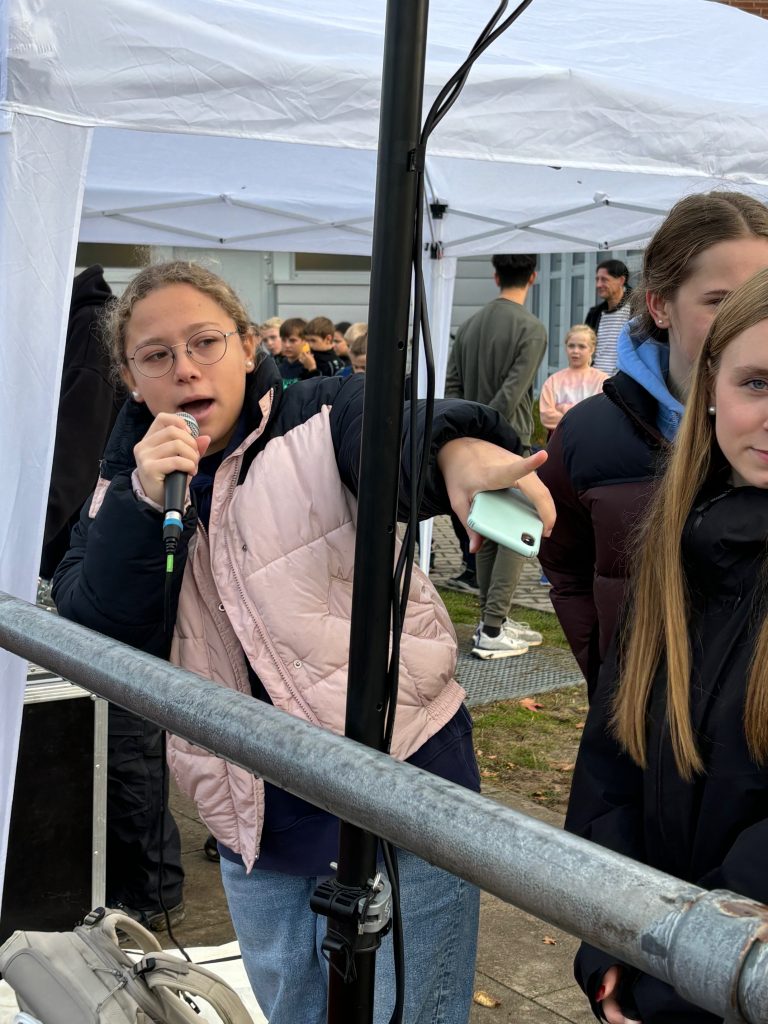 Emelie Brahami (eine der drei Organisatorinnen) gab den Startschuss zum Spendenlauf für den inklusiven Kiosk.