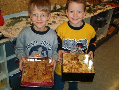 Kinder zeigen die gebackenen Kekse