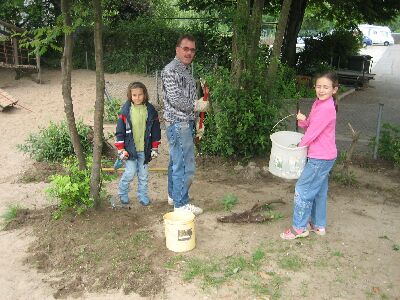 Garten-und-Schulhofaktion-mit-Kindern-und-Eltern