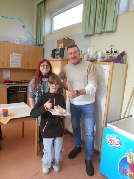 Wir gratulieren für den Monat November 2025 Jamie-Lee Brinkmann als Mitarbeiterin des Monats unserer Schülerfirma "Cafeteria & Kiosk" 