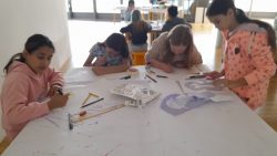 Schüler arbeiten im Workshop