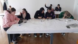 Schüler arbeiten im Workshop