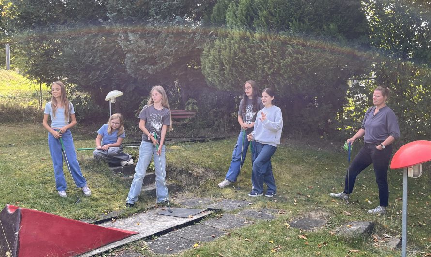Theater-AG beim Minigolfen
