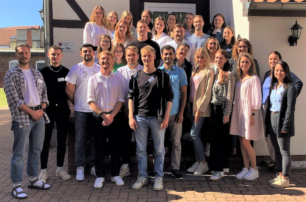 Neue Lehrkräte im Innenhof