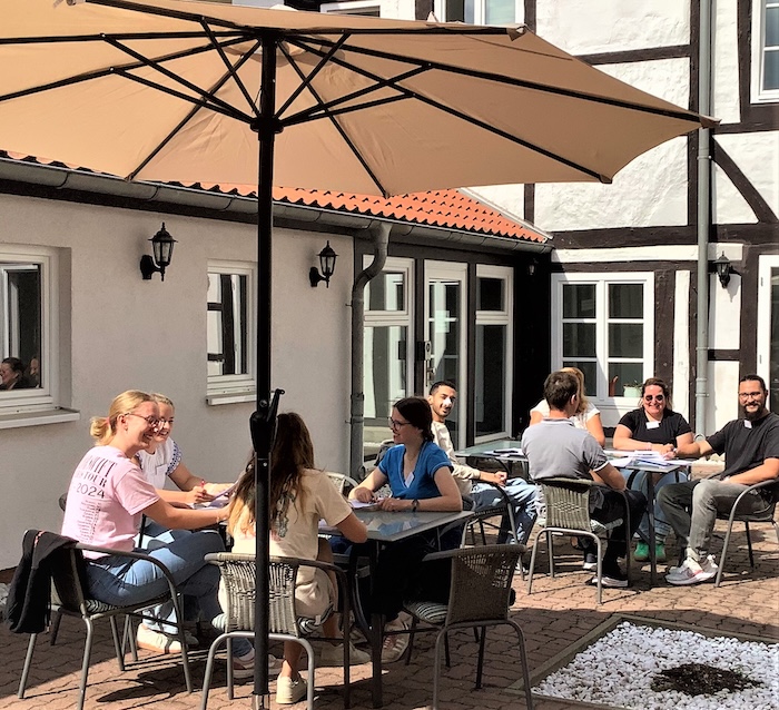 Gespräch im Innenhof